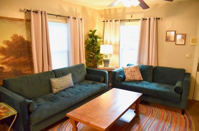 Cozy 2-bedroom bungalow with a river view near downtown