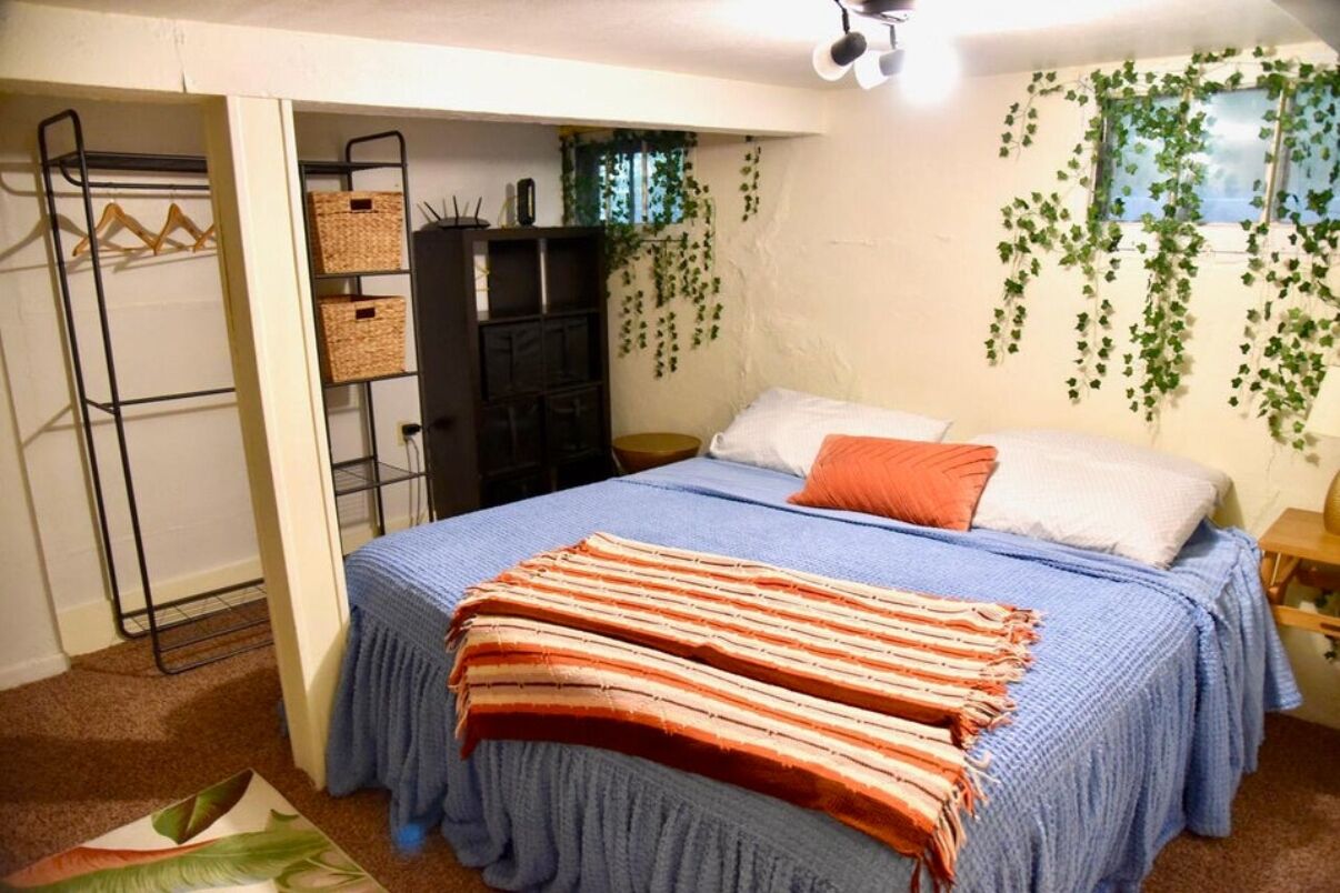 2 bedrooms, internet, bed sheets