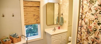 Cozy 2-bedroom bungalow with a river view near downtown