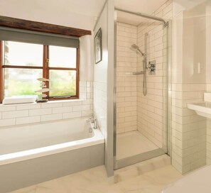 Amenidades de baño ecológicas, secadora de cabello, toallas, jabón 