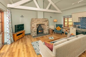 Smart TV, fireplace - Cottage with HotTub & Indoor Pool on Cornwall Farm (Searles) (Lostwithiel)