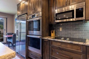 Réfrigérateur, four à micro-ondes, un four, surface de cuisson