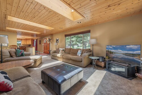 Chamberland retreat-Hot Tub, Pool Tbl, Movie & Ski