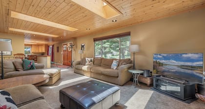 Chamberland retreat-Hot Tub, Pool Tbl, Movie & Ski