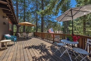 Outdoor dining - Chamberland retreat-Hot Tub, Pool Tbl, Movie & Ski (Homewood)