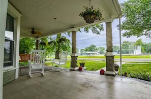 Terrace/patio - Cozy Porch, Walk to Missouri Star, Family Games (Hamilton)