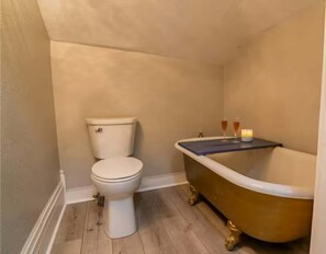 Towels, soap, toilet paper - Cozy Porch, Walk to Missouri Star, Family Games (Hamilton)