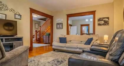 Cozy Porch, Walk to Missouri Star, Family Games