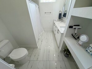 Shower, hair dryer, towels, soap - Wonderful 3-bedroom house with AC in welcoming Fort Myers (Lehigh Acres)