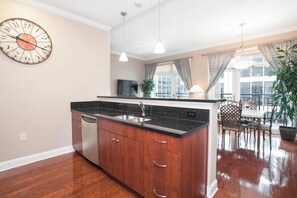 Coffee/tea maker, fridge, microwave, oven - High Rise 5* | Pool & Gym | Inspiring City Views (Charlotte)