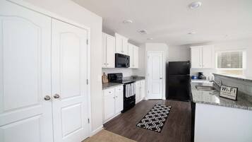 Refrigerador, microondas, horno, placa de cocina