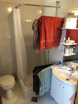 Shower, hair dryer, towels, soap - Istrian Family Villa Shopacita - family, bike & pet friendly<3 (Tar)