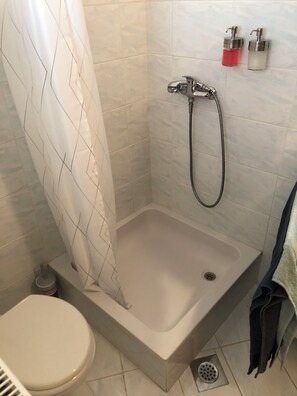 Een douche, een haardroger, handdoeken, zeep
