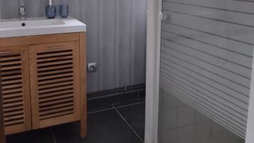 Dusch, handdukar, tvål och toalettpapper