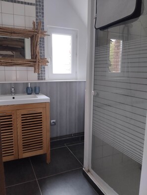 Dusch, handdukar, tvål och toalettpapper