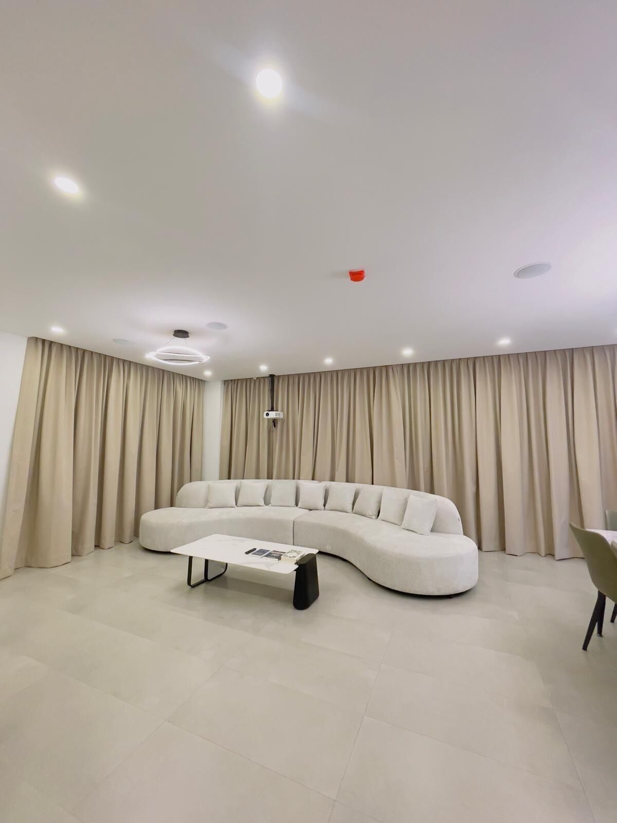 Smart-TV, bøker og stereoanlegg