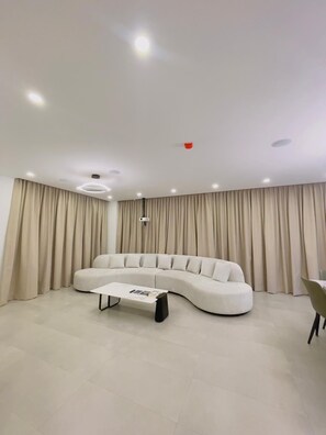 Smart TV, books, stereo - Modern Isla Mocoli Retreat. Cinema, Pool & Gym (Samborondón)