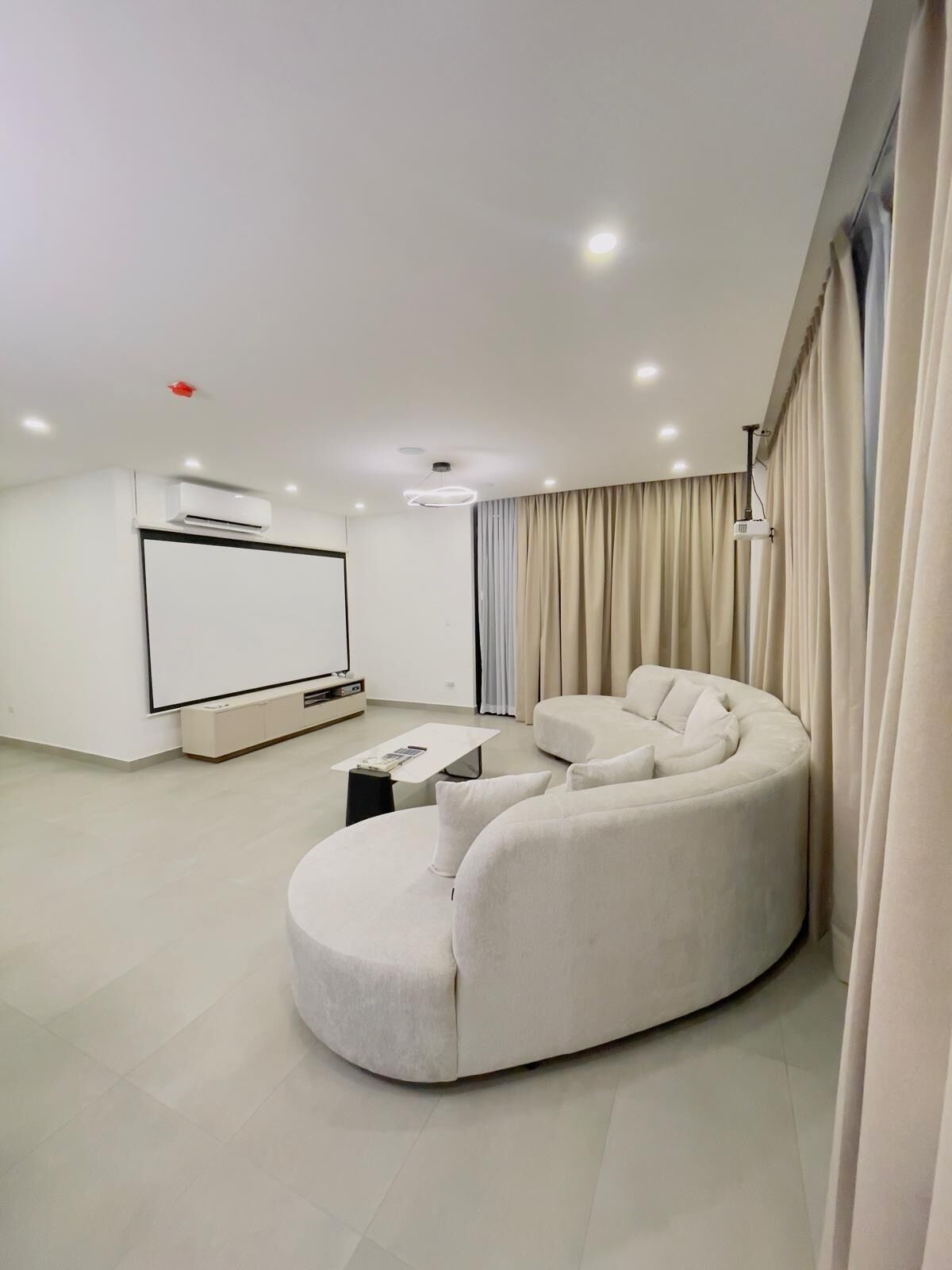 智能电视、书、立体声音响