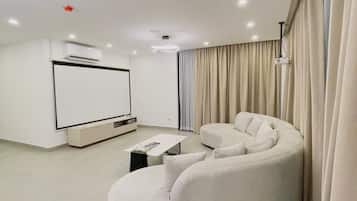 Una Smart TV, libros, un reproductor estéreo