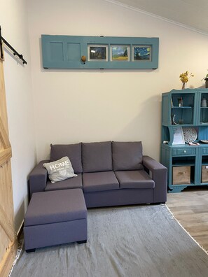 Smart TV, books - Grandma Lu's House. Countryside, Perfect for a family vacation or a fun getaway! (Assentiz)