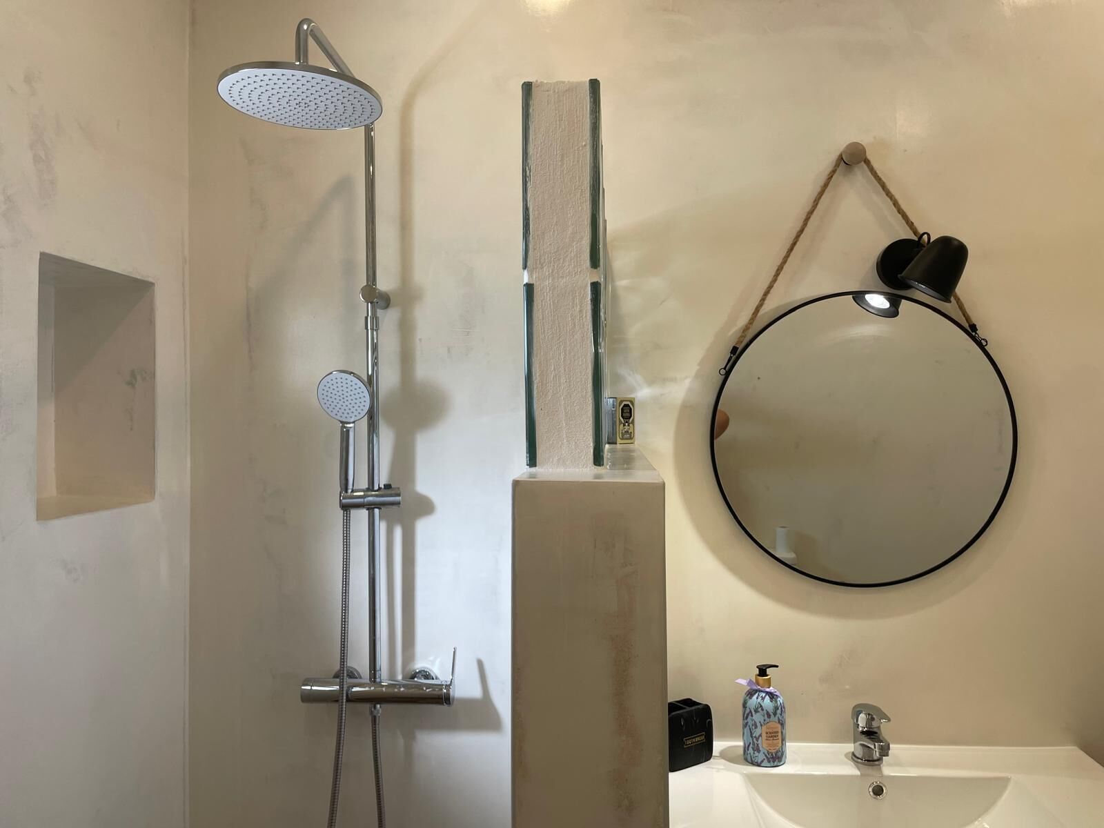 Secador de cabelo, bidê, toalhas de banho, sabonete