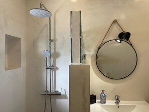 Sèche-cheveux, bidet, serviettes fournies, savon