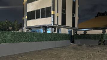 Habitación Deluxe doble de uso individual, balcón, vistas a la piscina | Jardines del alojamiento