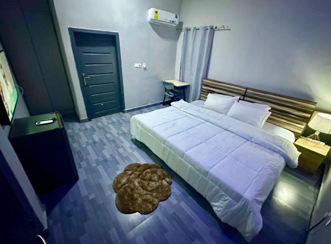 Habitació doble per a ús individual Deluxe, balcó, vistes a la piscina | Planxa i posts de planxar i wifi gratuïta 