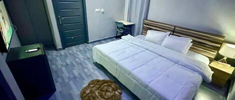 豪華雙人房單人入住, 露台, 泳池景 | 熨斗/熨衫板、免費 Wi-Fi