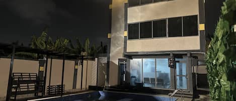 Chambre Deluxe double pour 1 personne, balcon, vue sur la piscine | Piscine | 2 piscines extérieures