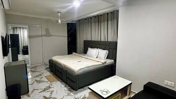 Habitación Deluxe doble de uso individual, balcón, vistas a la piscina | Tabla de planchar con plancha y wifi gratis