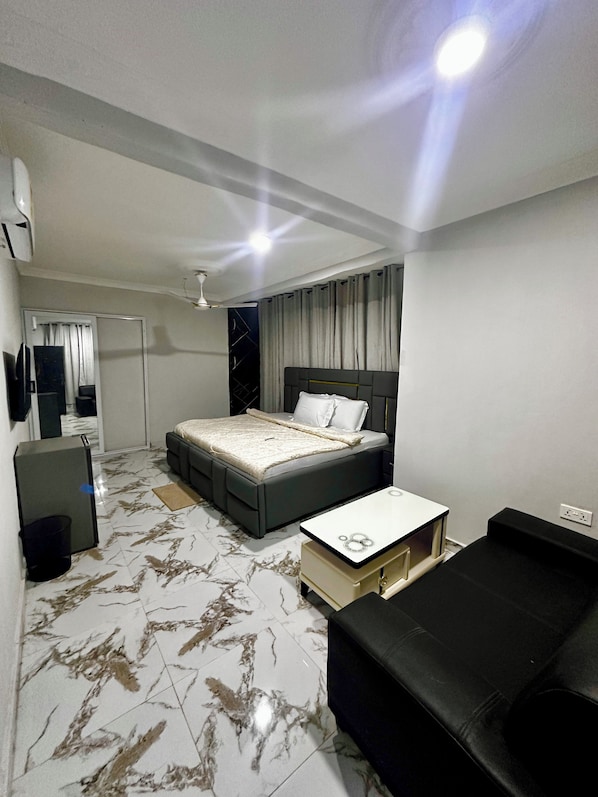 Habitació doble per a ús individual Deluxe, balcó, vistes a la piscina | Planxa i posts de planxar i wifi gratuïta