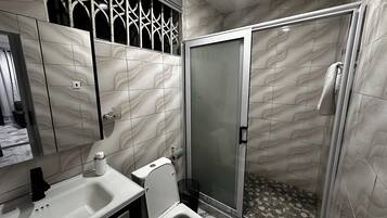 Habitación Deluxe doble de uso individual, balcón, vistas a la piscina | Baño