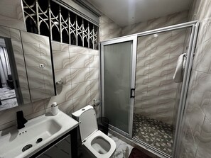 Deluxe Double Room Single Use, Balcony, Pool View | Bathroom - Northwold Hotel-Pokuase Interchange ACC (Kwabenya)