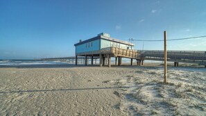 Interior - Oceanview Balcony, Private Apartment & Short Walk to Beach Beachview 54 y Avantstay (Port Aransas)