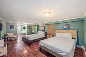 4 bedrooms, WiFi, bed sheets - Unique Home w/ Projector Near the Strand & Cruises (Galveston)
