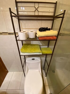 Shower, towels, soap, toilet paper - Beautiful 2 bedroom apartment for rent. Close to shopping centers (Quito)