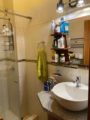 Shower, towels, soap, toilet paper - Beautiful 2 bedroom apartment for rent. Close to shopping centers (Quito)