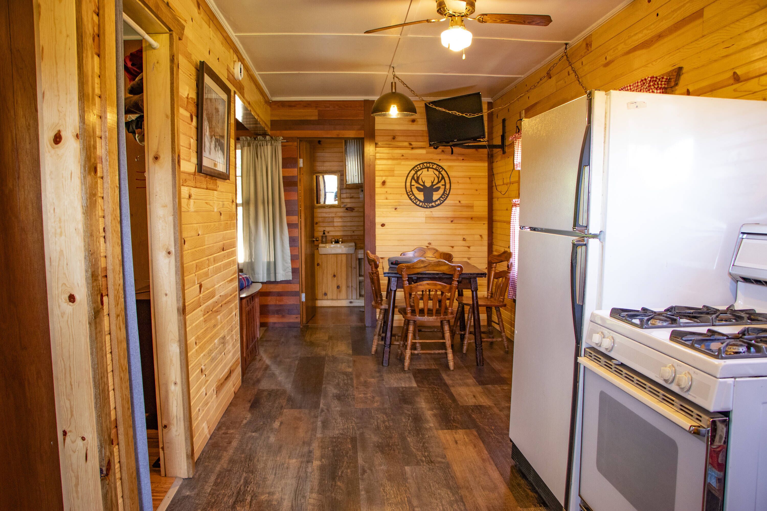 Cabaña, vista parcial al lago | Cocina privada