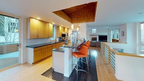 Réfrigérateur, four à micro-ondes, un four, surface de cuisson