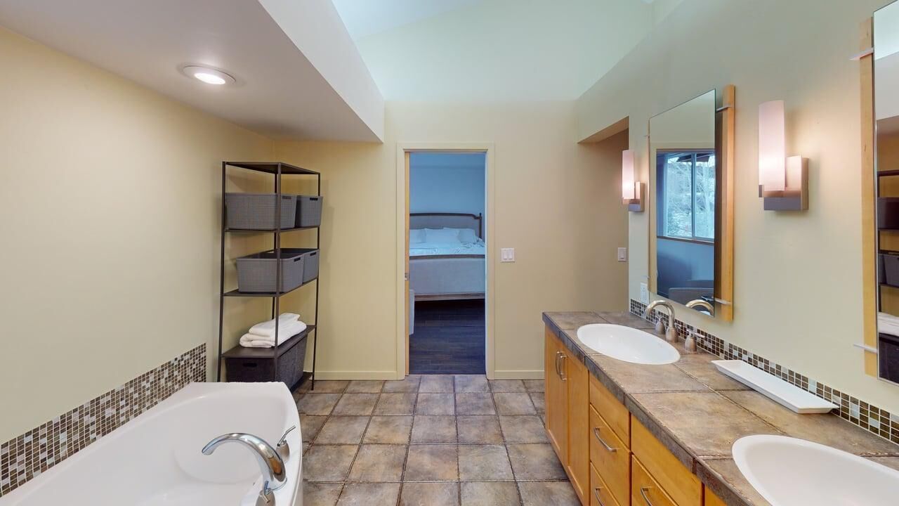 Chuveiro, toalhas de banho