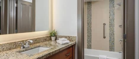 Tina de hidromasaje, secadora de cabello, bidet, toallas