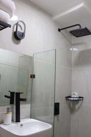 Shower, hair dryer, towels, soap - House with pool in downtown Merida, Yucatan. (Mérida)