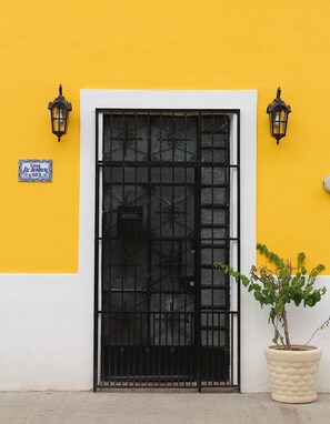 Exterior detail - House with pool in downtown Merida, Yucatan. (Mérida)