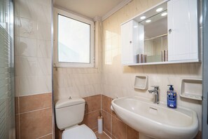 Hair dryer, towels, toilet paper - SEA GEM APARTMETS steps from the sand (Chania)