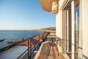 Property grounds - SEA GEM APARTMETS steps from the sand (Chania)