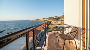 Property grounds - SEA GEM APARTMETS steps from the sand (Chania)