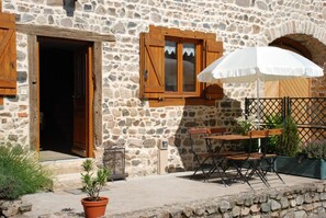 Outdoor dining - Le Marronnier - LES ARDILLATS (LES ARDILLATS)