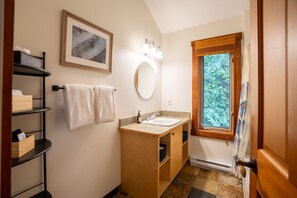 Secador de cabelo, toalhas de banho