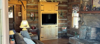 Rustic Farm Retreat: 2BR Cabin Amidst Rolling Fields & Fresh Country Air.